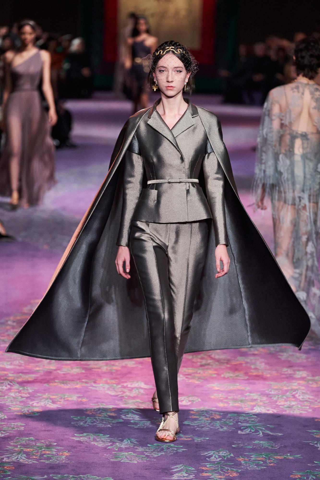 Мафия, балет и танцы до упаду: 11 модных трендов с Недели высокой моды в Париже